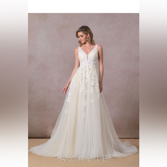 Wedding dress - Picture 1 of 4